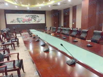 SVS为某政府打造数字会议厅此次SVS数字会议系统为某政府数字会议厅服务，会场可同时容纳50人进行会议，配置22支会议发