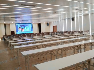 SVS为某集团打造大型多功能厅此次SVS为某集团打造大型多功能厅，会场可同时容纳220人进行会议，可作为大型培训室、新闻